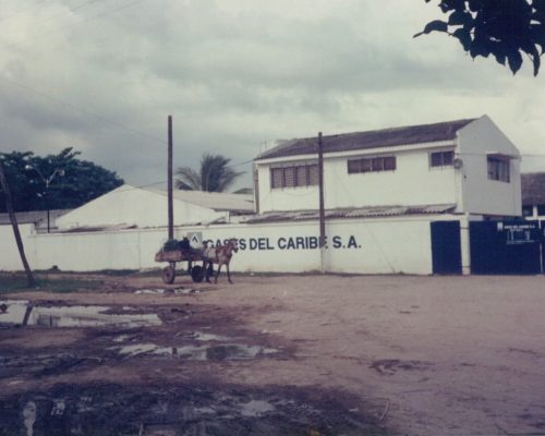 1983 Fotos de la oficina de atención a usuarios y la planta de gas propano en Barranquillita de Gases del Caribe, distribuidora de gas para los departamentos del Atlántico y Magdalena.