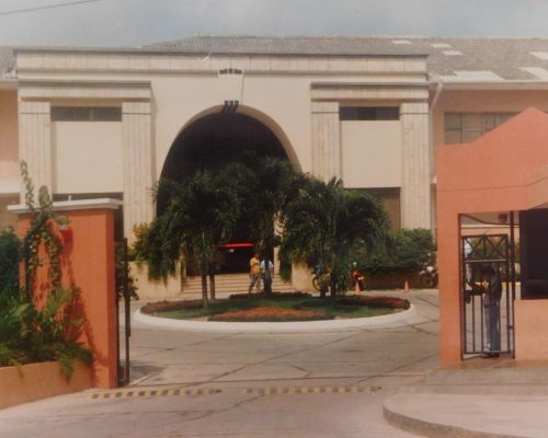 1990 Imágenes de la fachada de las instalaciones de Promigas en Barranquilla.